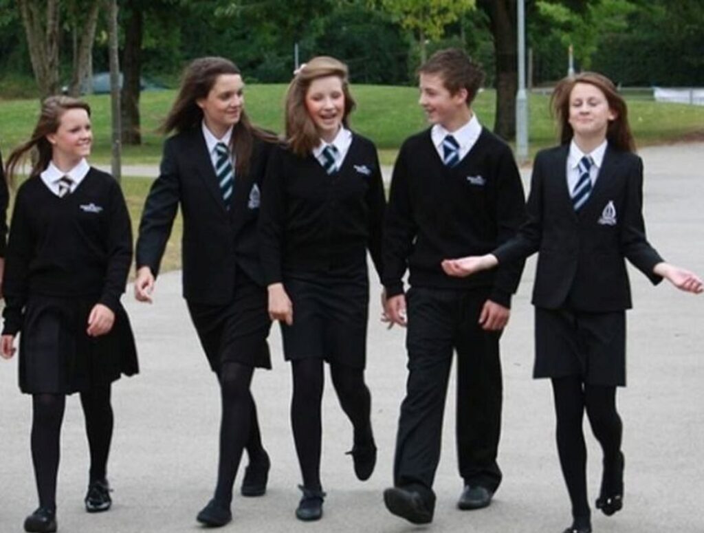 Cât costă o uniformă școlară personalizată. Prețul poate depăși chiar și 1.000 de lei