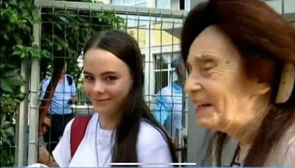 Cât de bine învață fiica Adrianei Iliescu, înscrisă la două facultăți. Eliza a moștenit iubirea pentru limba română și filosofie de la mama ei
