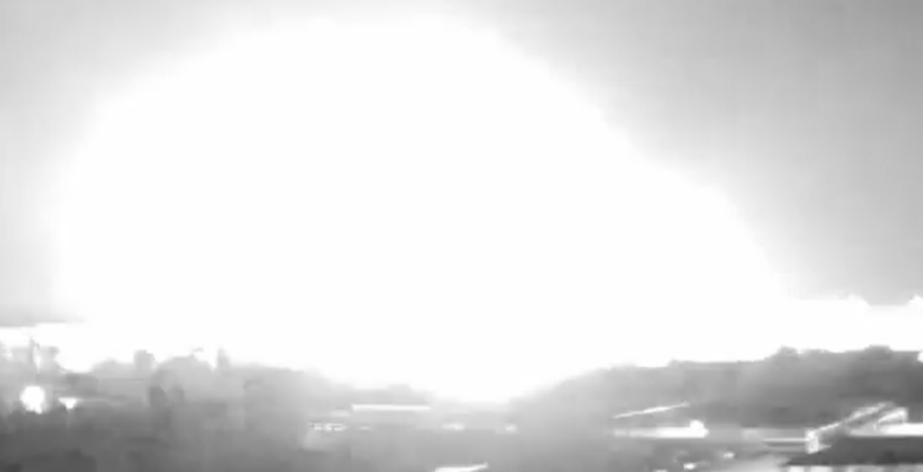 Artileria rusă a bombardat încă o centrală atomică. Kievul acuză Moscova de terorism nuclear. Video