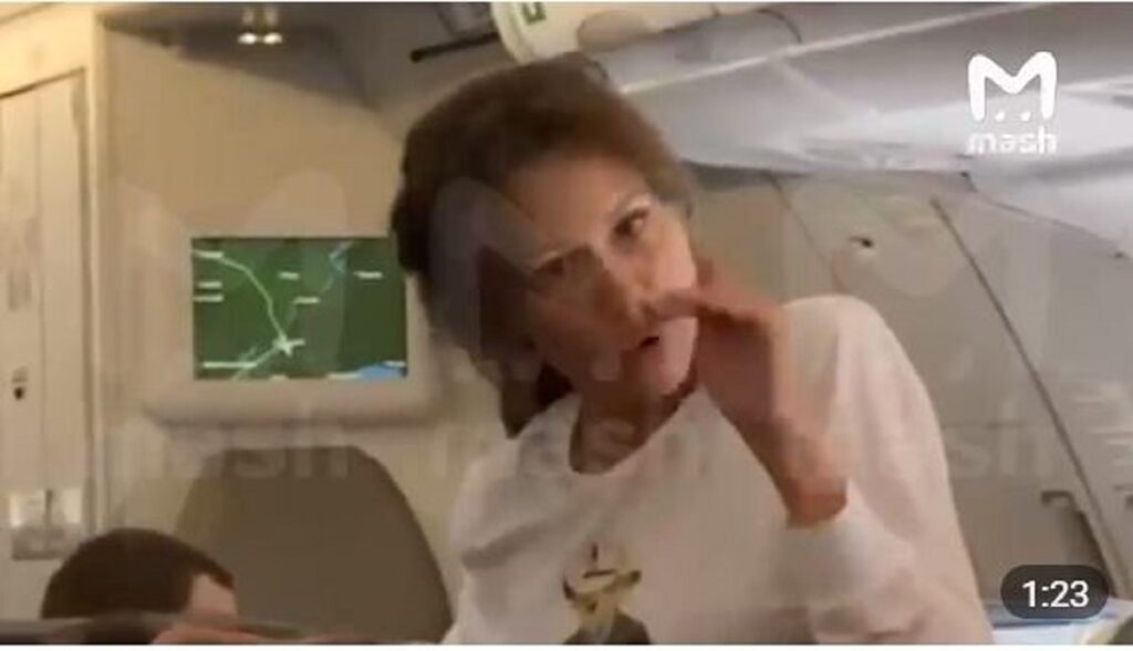 O rusoaică beată a făcut scandal într-un avion cu destinația Antalya