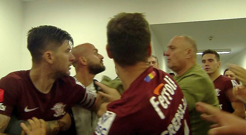 Scene de sălbăticie după meciul FC „U” Craiova - Rapid. Golanul fotbalului românesc a lovit din nou