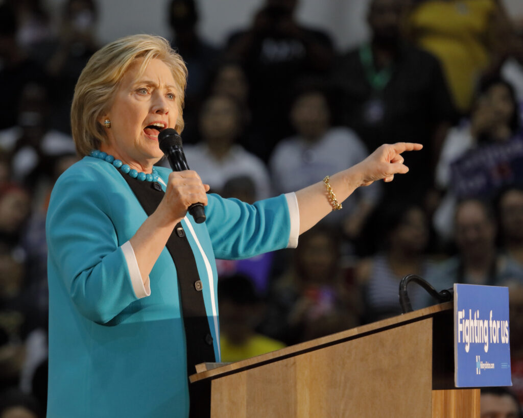 Hillary Clinton susține că Donald Trump ar trebui să fie tras la răspundere pentru acțiunile sale ilegale