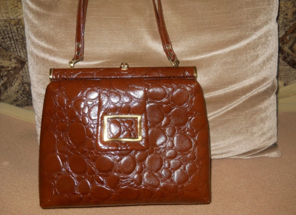 Trucuri pentru eliminarea mirosurilor neplăcute din vechea geantă de piele. Metoda nu dă greș