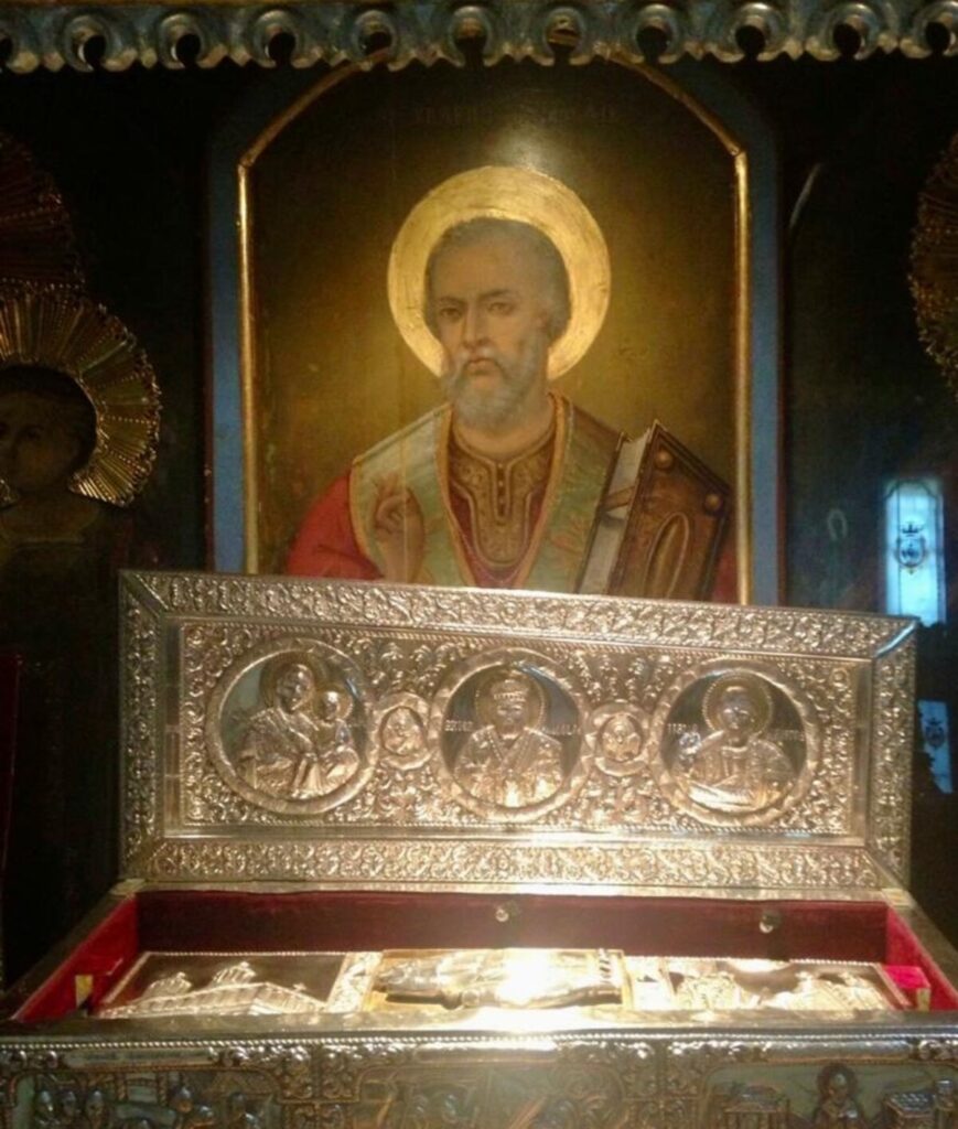 Procesiune ortodoxă cu mare impact în diaspora. Racla cu mâna sfântului Nicolae pleacă în pelerinaj în America