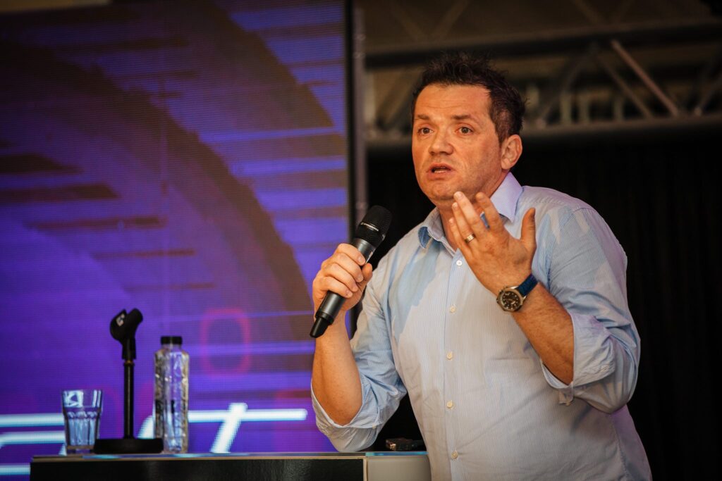 Cum i-a dat Becali mămăliga unuia dintre cei mai bogați spanioli: Nu vezi că-i place?