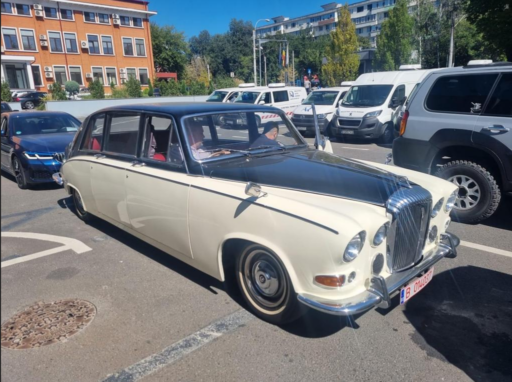 Apariție inedită în curtea Registrului Auto Român. Mașina preferată a Reginei Mamă a Marii Britanii, verificată la RAR