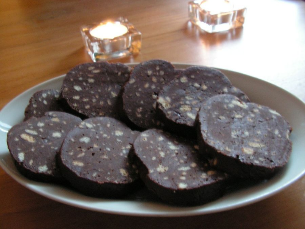 Cum a apărut salamul de biscuiți. Povestea celebrului desert