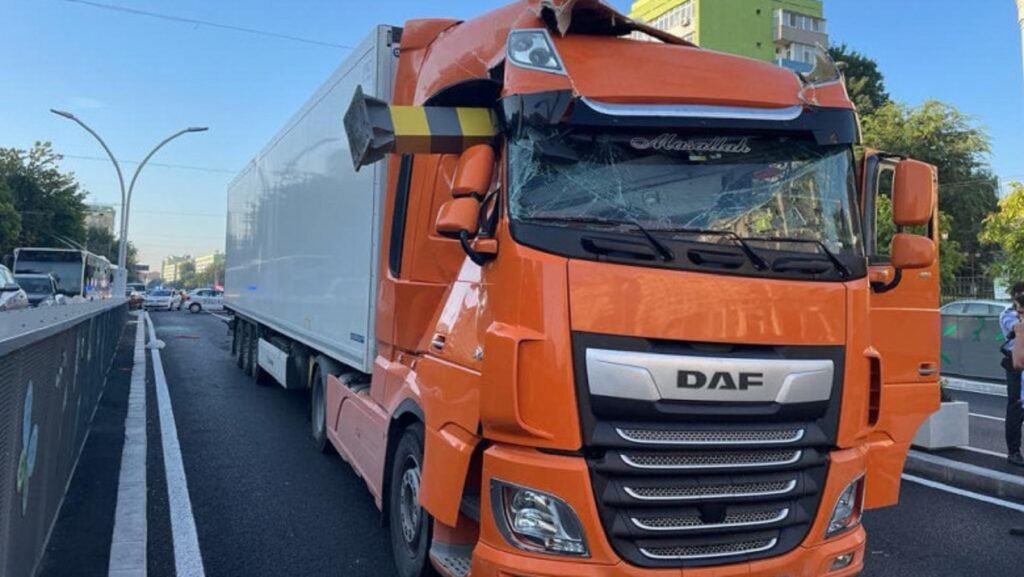 Pasajul Unirii, blocat de un tir care a rupt limitatorul de înălțime. Incident la câteva zile de la redeschidere