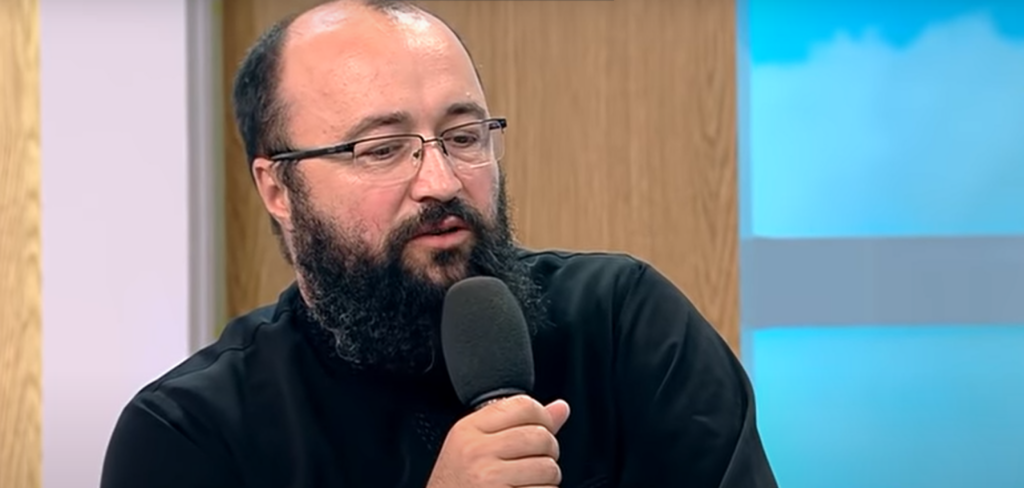 Scandalul de agresiune sexuală nu i-a putut separa. Preotul Visarion Alexa a fost iertat de soția sa