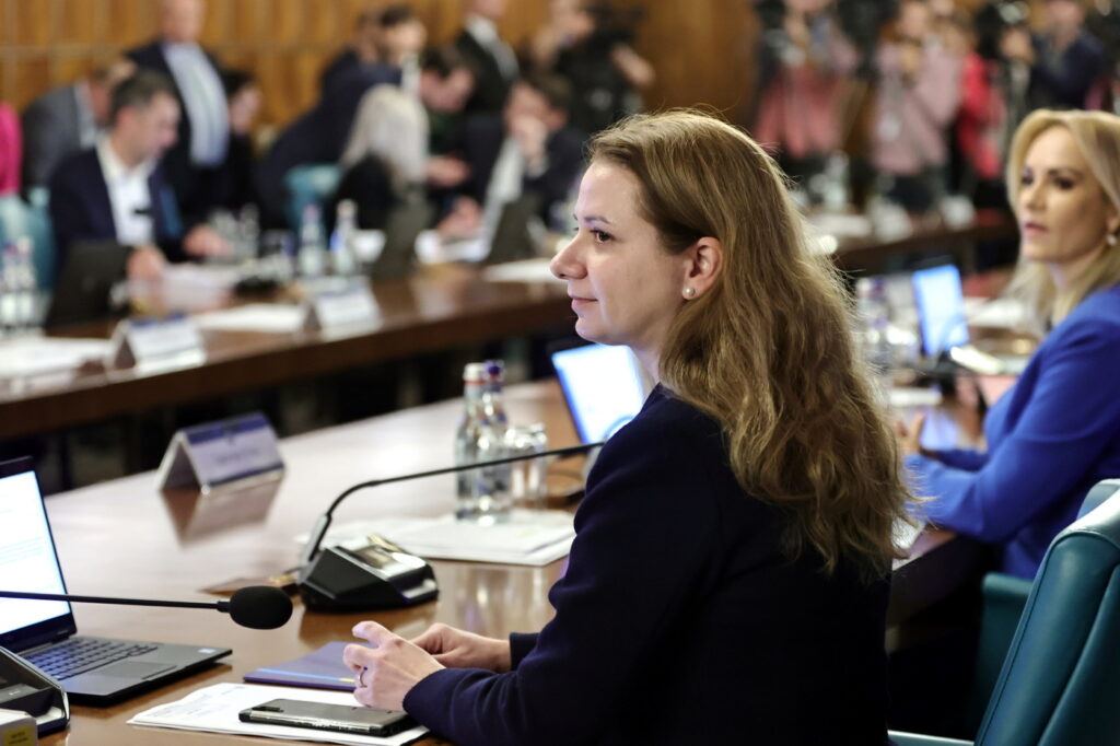 Ministrul Educației susține că economisește pentru a avea o „pătură de siguranță”. Ce avere are oficialul
