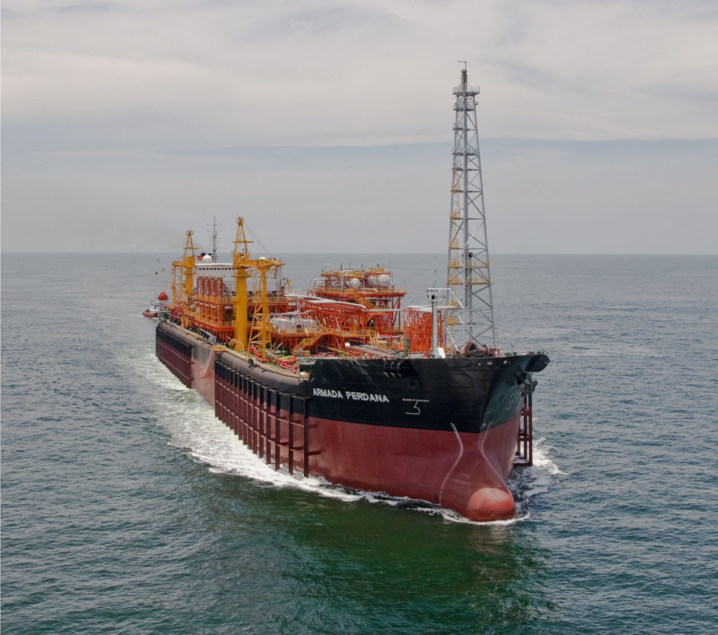 O navă uriașă deținută de un co-fondator Microsoft s-a răsturnat în portul din Edinburgh. 33 de persoane au fost rănite