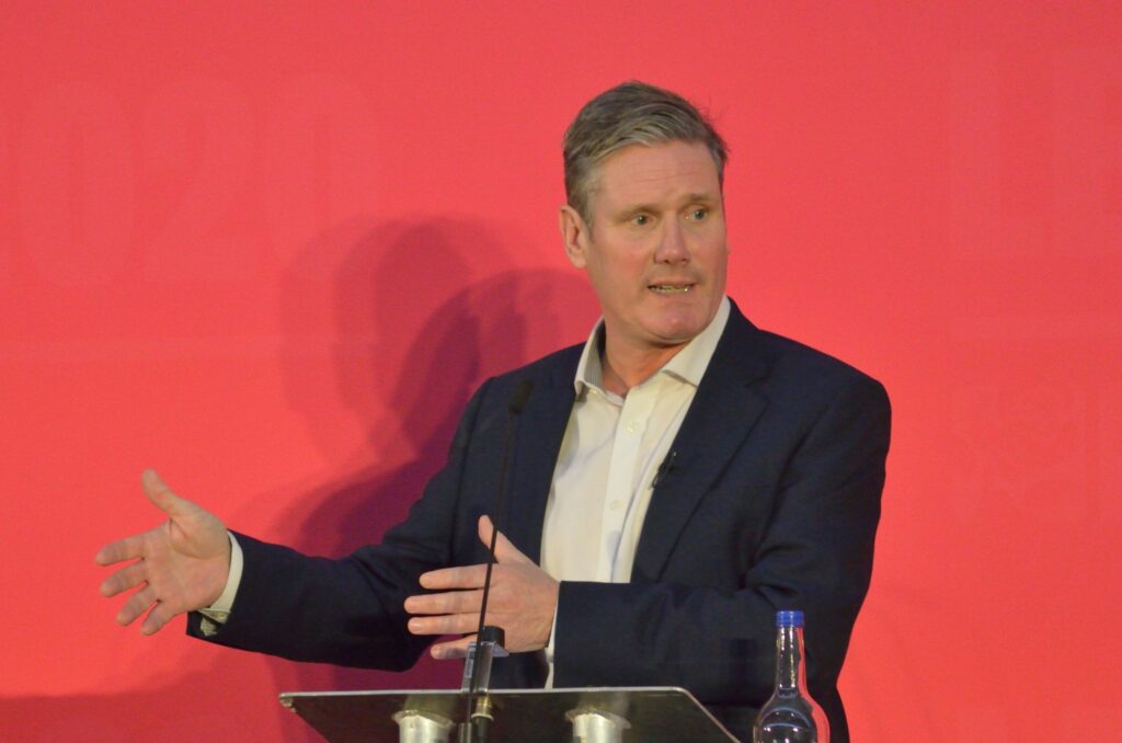 Puci la vârful guvernului britanic. Rivalii lui Keir Starmer își pregătesc ofensiva pentru conducerea Marii Britanii