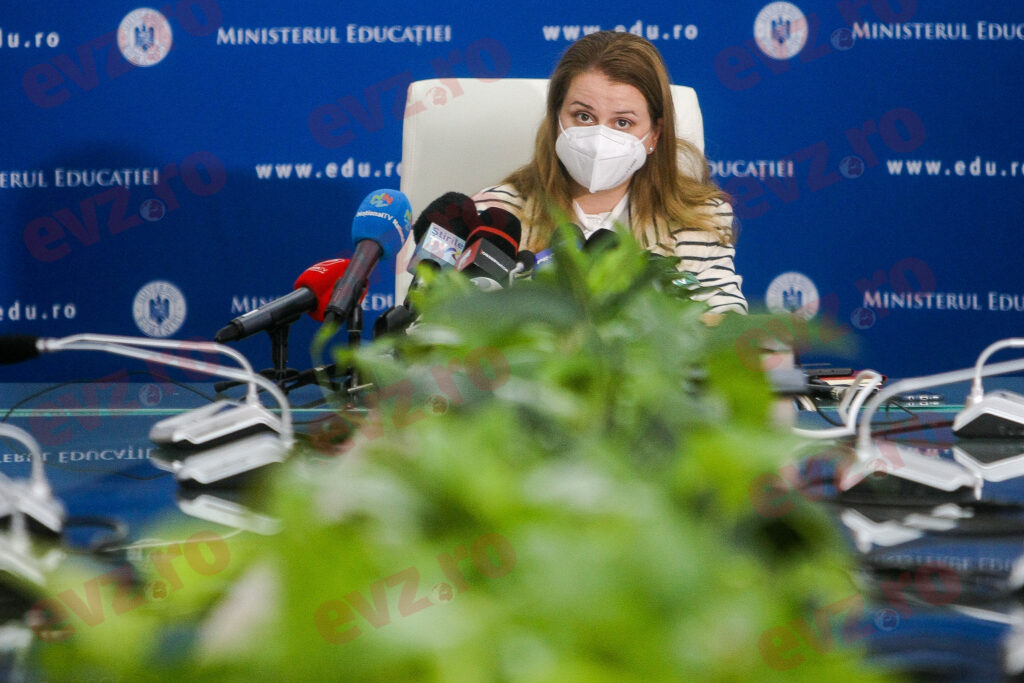 Ligia Deca exclude varianta trecerii școlilor în online pe fondul crizei energetice