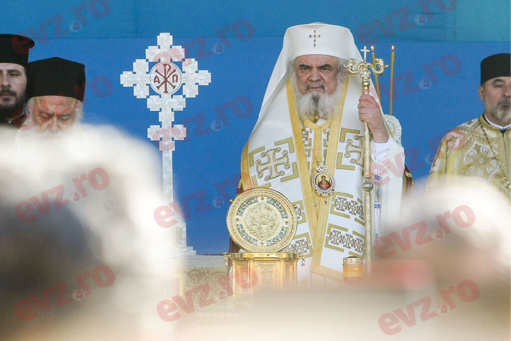 Patriarhul Daniel: „Hristos se naşte veşnic ca fiu din tată ceresc fără mamă, iar ca om se naşte din mamă fără tată”