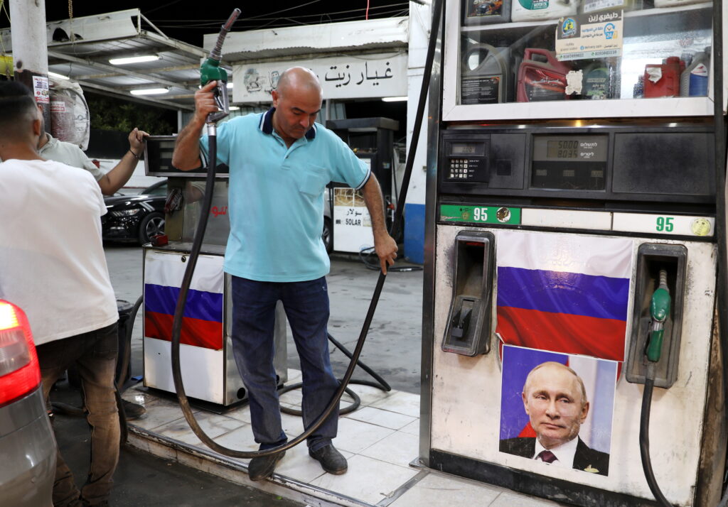 Prețul petrolului crește pe măsură ce marile puteri petroliere reduc producția cu peste 1 milion de barili pe zi. Motivul acestor decizii surprinzătoare 