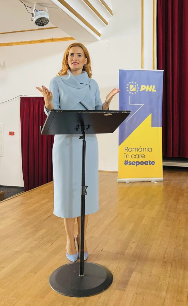 Șefa femeilor liberale din Bihor, apariție identică cu a Melaniei Trump la Casa Albă