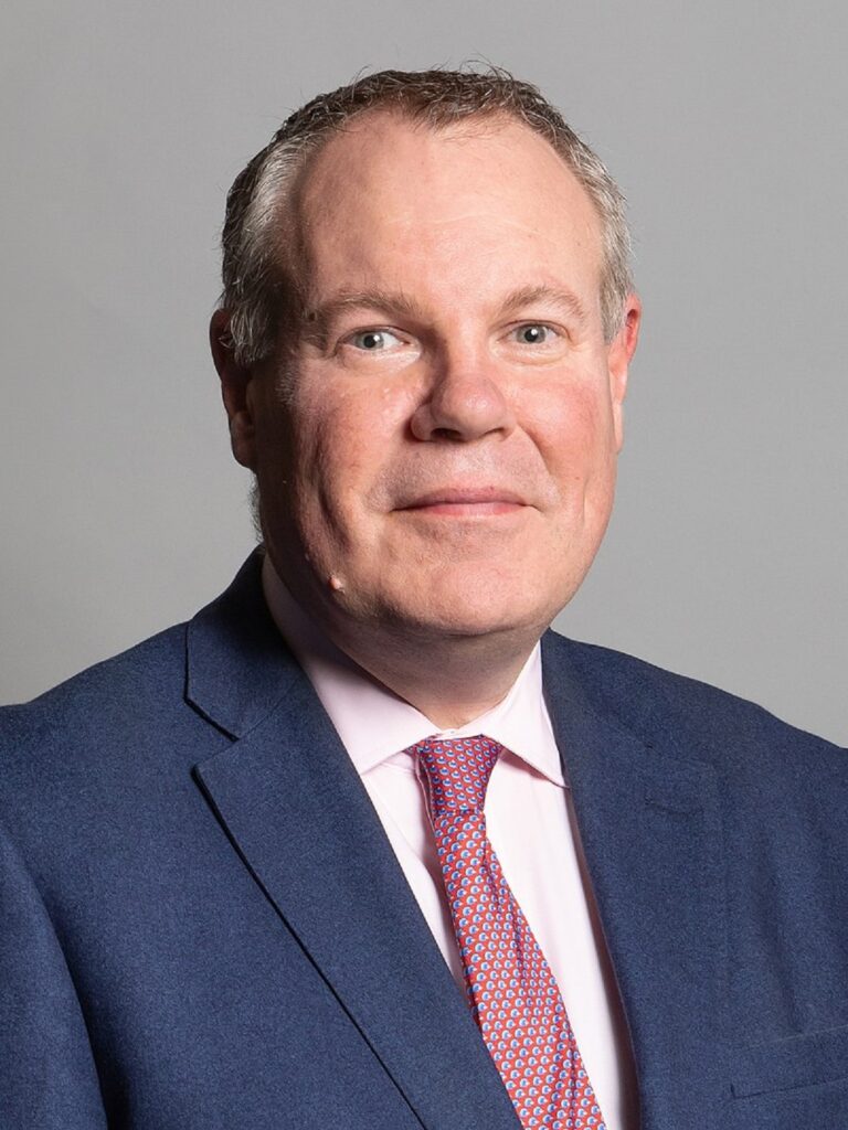 Ministrul Comerţului din Marea Britanie, demis din funcție. Conor Burns este acuzat de gesturi indecente în public