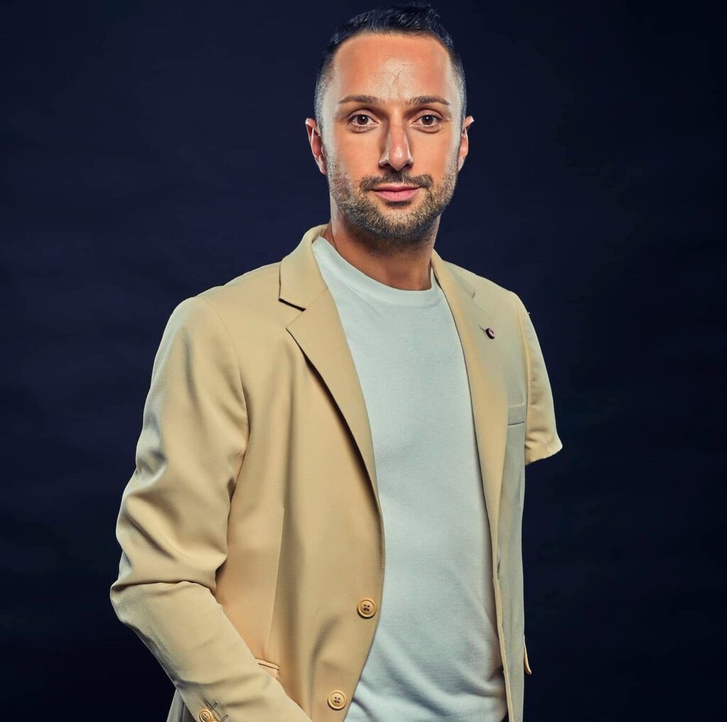 Jurnalist român, abandonat la naștere în morga spitalului, deși era în viață. S-a trezit cu o mână amputată