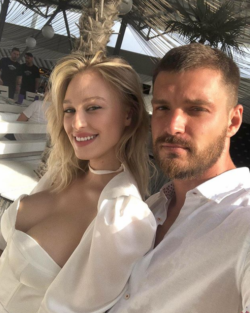 Gina Chirilă, cea mai frumoasă femeie din Capitală, a risipit misterul! Ce reprezintă tatuajul de pe inelarul ei și ce scrie pe el