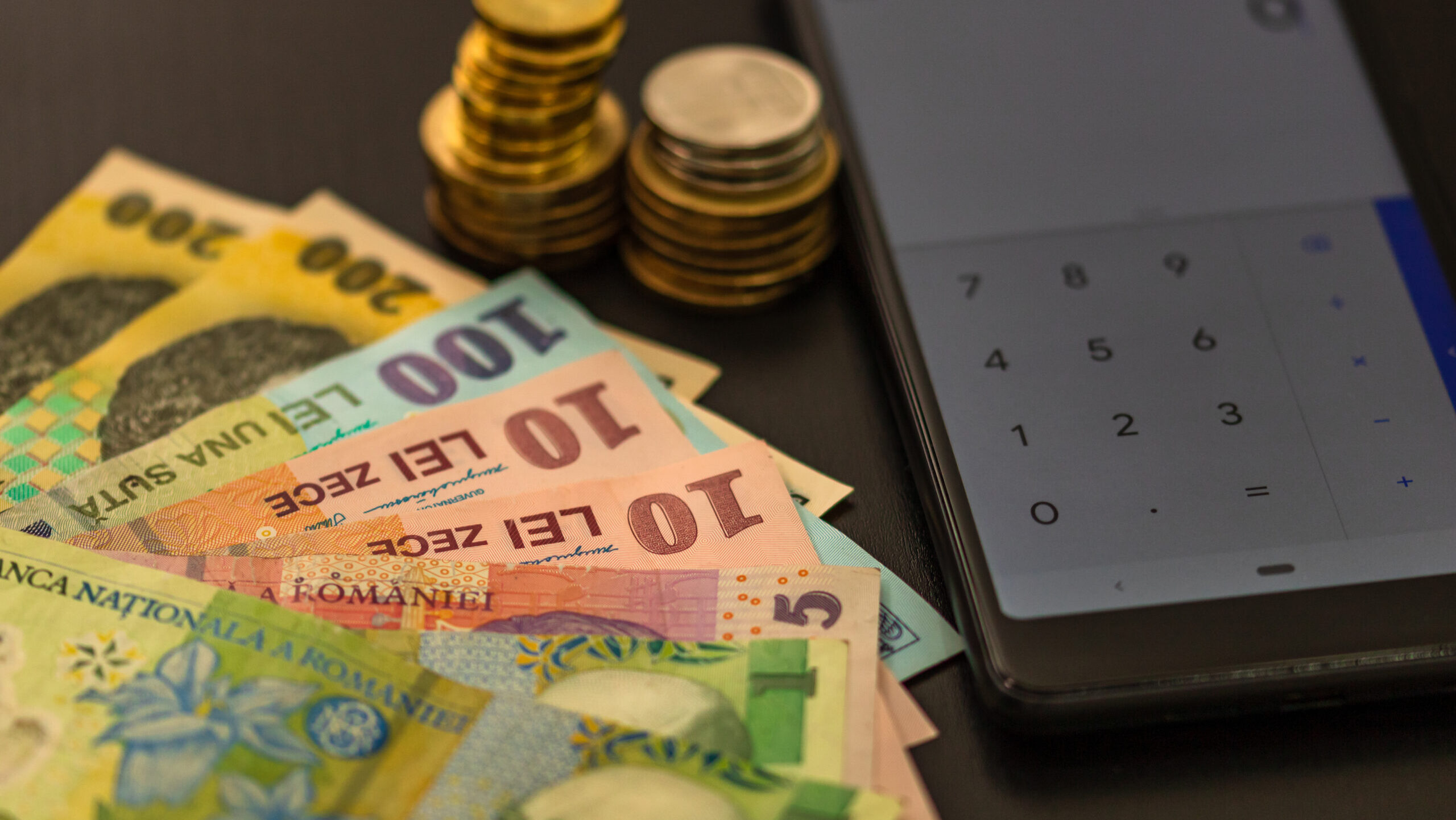 Controversă națională după ce salariul minim a fost majorat. Care e pericolul din 2026 în urma deciziei luate de Guvernul României