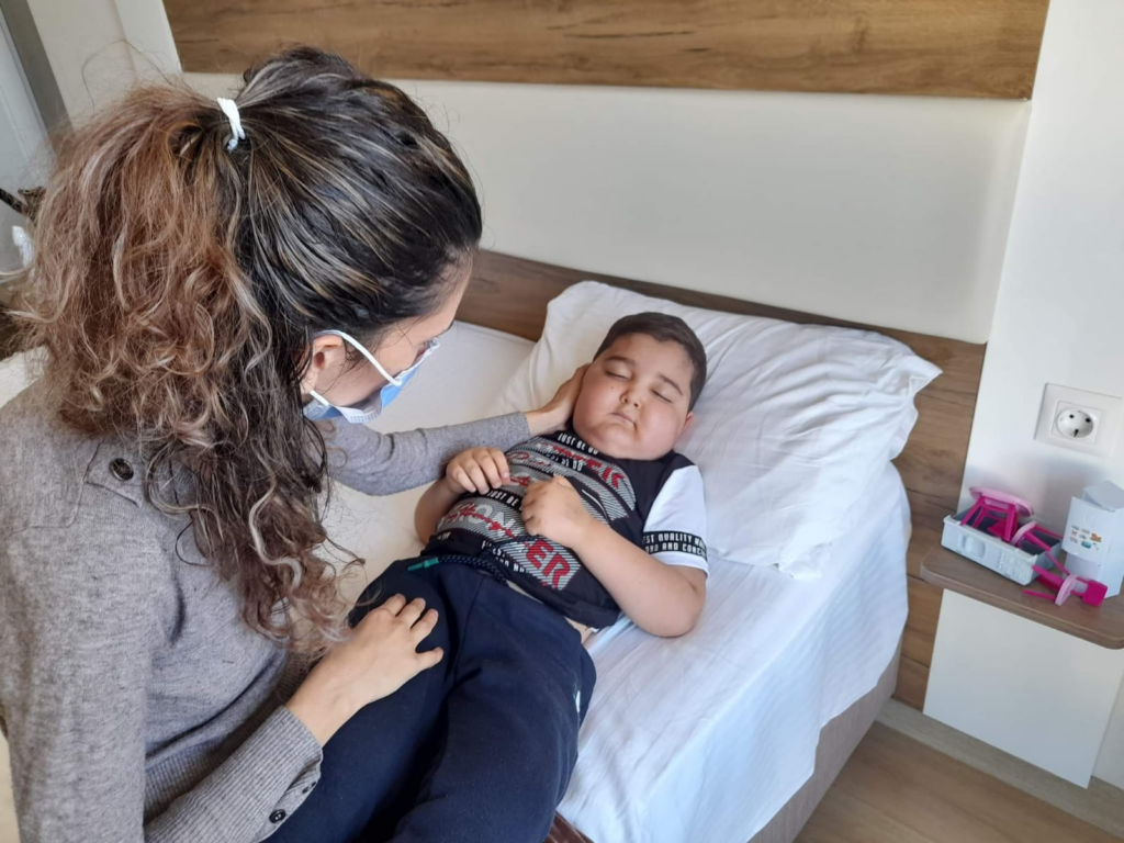 O lovitură îl poate omorî. La 5 ani, când are dureri prea mari, se duce în fața unei icoane și spune: “Doamne, te rog, poți să îmi iei durerea?”