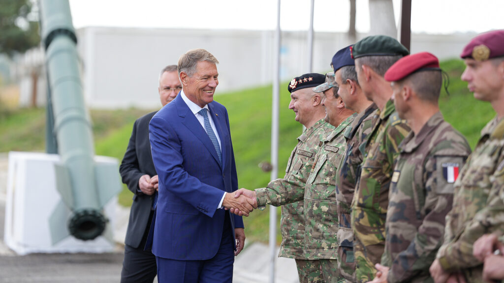 Klaus Iohannis, mesaj pentru militarii olandezi din România. „Faceţi Europa mai sigură şi protejaţi valorile euroatlantice”