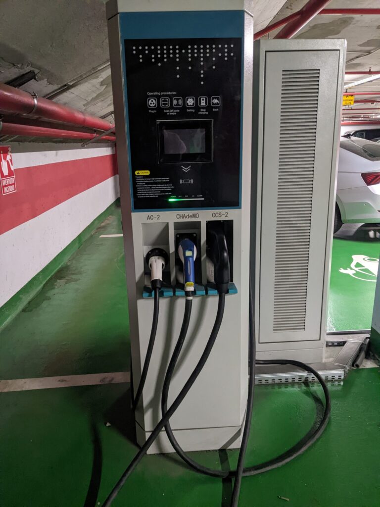 În Oradea, orașul campion al electromobilității, funcționează doar un sfert din stațiile de încărcare promise. Restul sunt abandonate