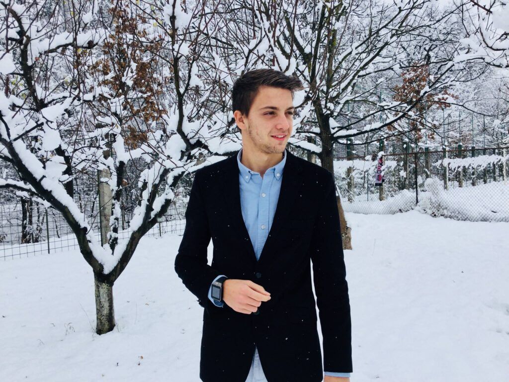 O carte scrisă cu lacrimi. Un tânăr crescut în casa de copii intră în tagma scriitorilor. Statul obligat să-l ia din familie “definitiv și de urgență“