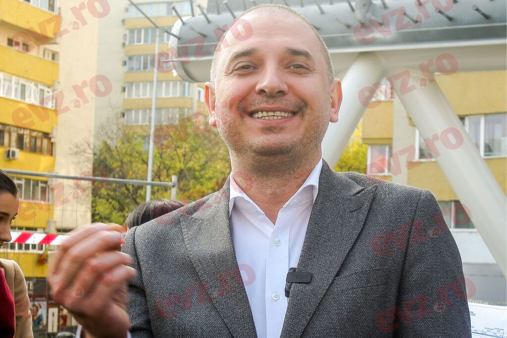 Cu toată opoziția profesorilor și părinților elevilor, primarul Radu Mihaiu vrea să mute una dintre cele mai bune școli din Sectorul 2