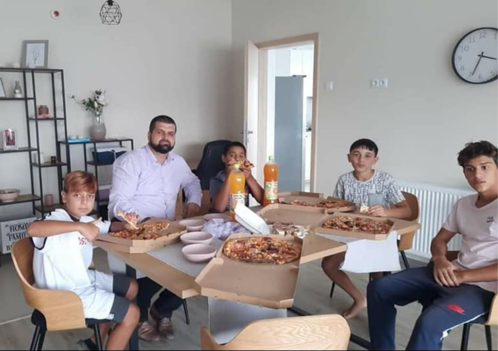 Un preot îngrijește 12 copii orfani. Se pregătește să ocrotească și 27 de bunici