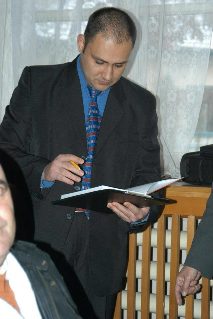 Profesorul care a scris cu cerneală simpatică la examenul de director, trebuie repus pe post. Ex- directorul vrea 1milion de euro daune