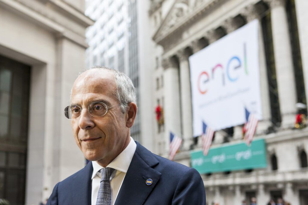 Enel a vândut grecilor afacerea din România. Când vor fi preluați cei trei milioane de clienți de către Public Power Corporation 