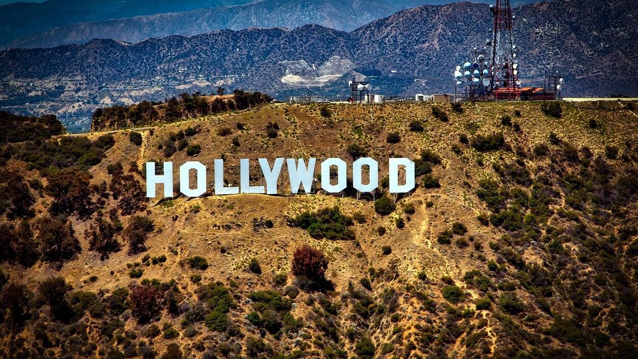 O starletă de la Hollywood o ia pe urmele lui George Clooney și zice că pleacă din SUA din cauza lui Trump