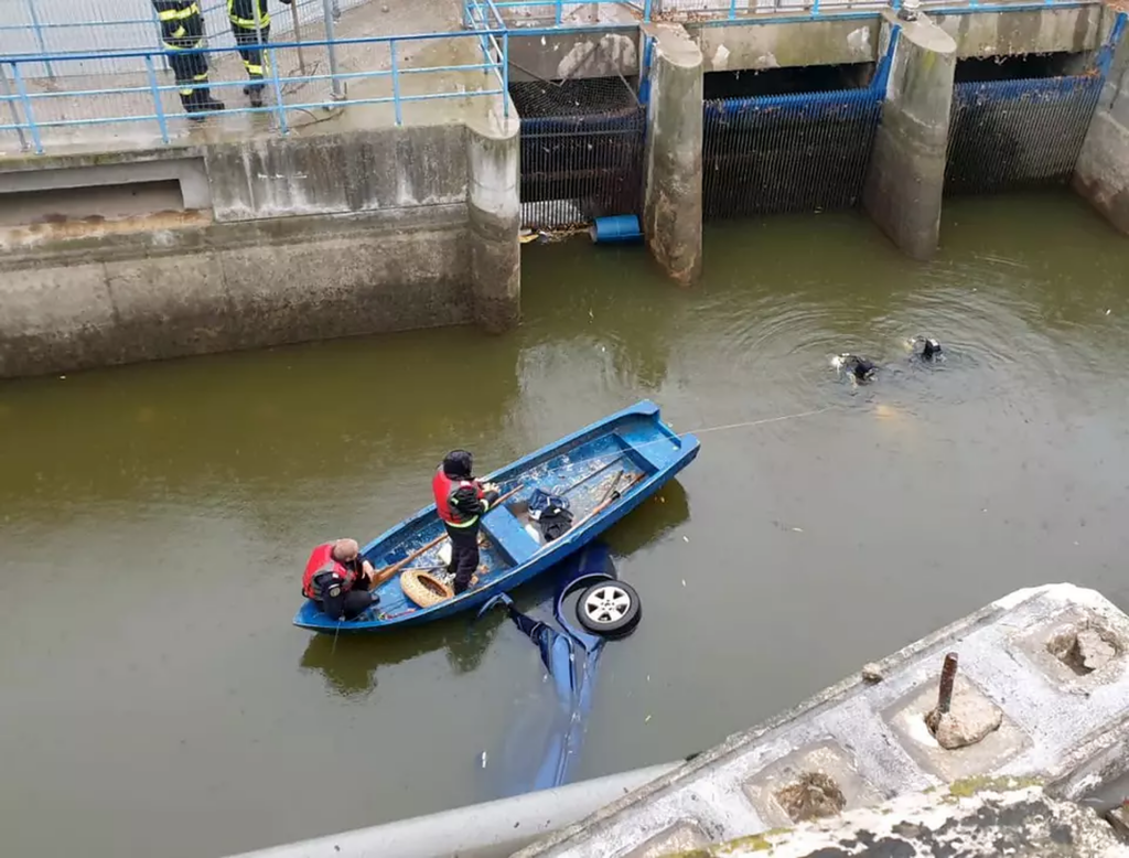 O mașina cu doi pasageri a căzut în lacul Floreasca. Victimele au ajuns la spital
