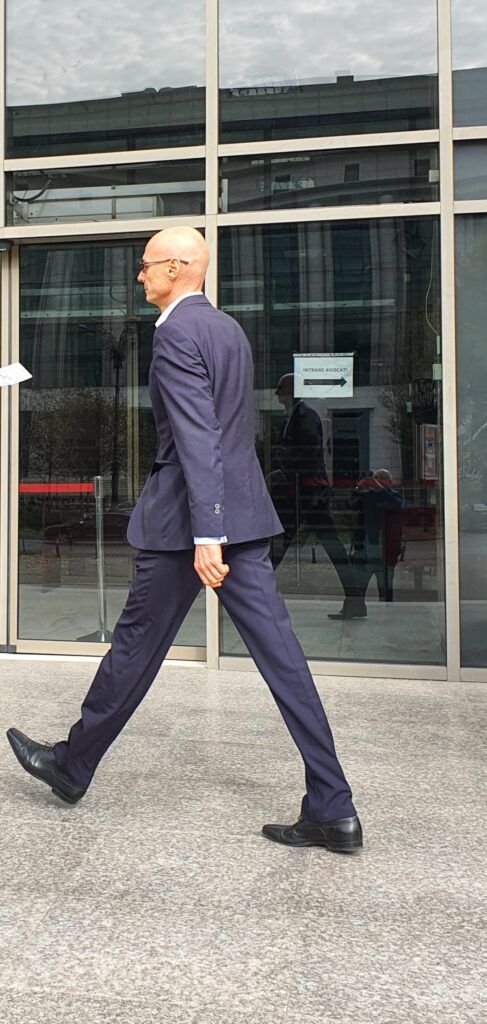 Exclusiv. Bogdan Olteanu a rugat instanța să-l lase să plece în vacanță cu familia, în Oman. Judecătorul a fost de acord