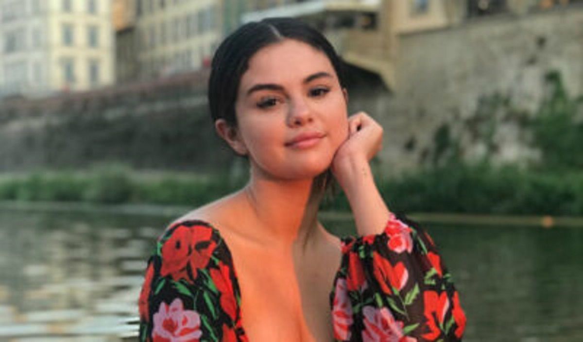 Selena Gomez spune că vapatul i-a schimbat vocea. Artista îi avertizează pe fani asupra nicotinei