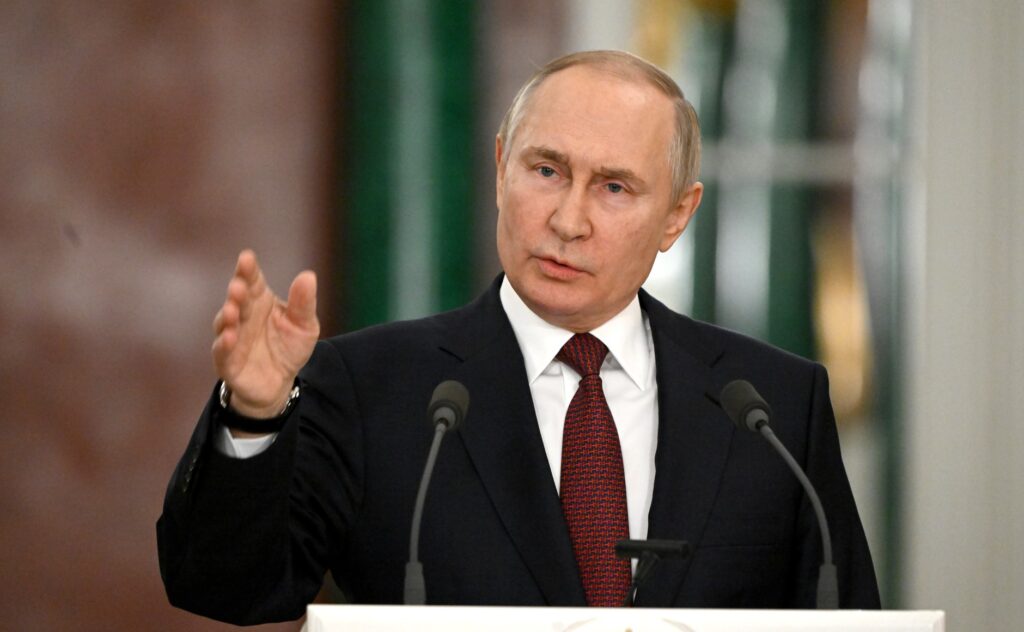 Rusia își reduce producția de petrol ca răzbunare împotriva sancțiunilor occidentale