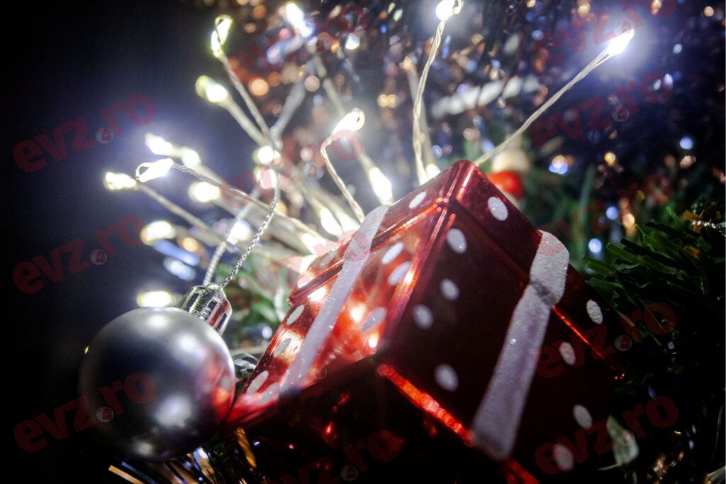 Luminițele de Crăciun ne pot arde la buzunare. Cât de mult curent pot consuma