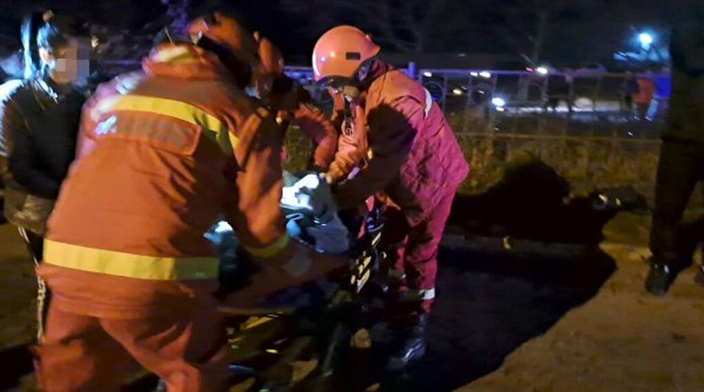 Accident grav. Un autocar plin cu pasageri și o mașină au fost implicate într-un accident. Trei oameni au murit și una este rănită