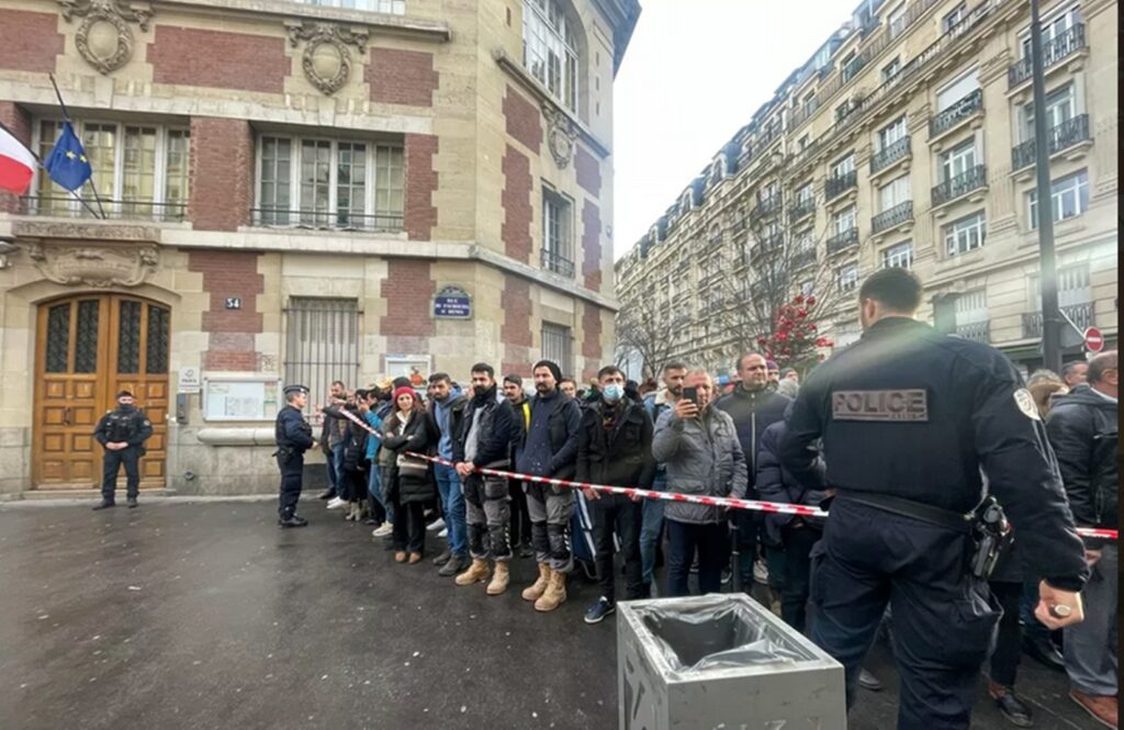 Atac terorist la Paris. Sunt trei morți în urma unui atac armat