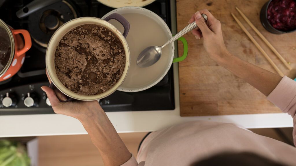 Ciocolată de casă în două culori. Rețetă de ruladă, cu portocale și nuci