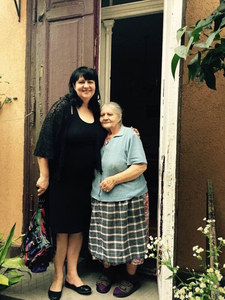 Doctorul care transformă moartea în viață își conduce azi mama la cimitir. După moartea tatălui a trecut prin doliu patologic