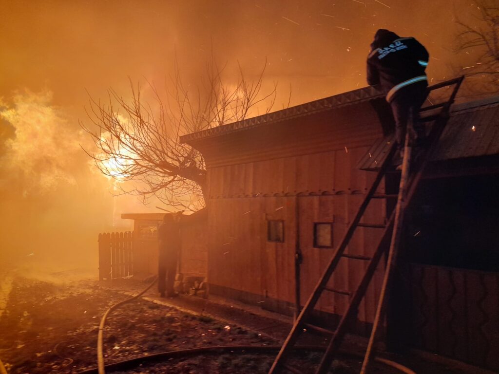 O mamă a ars alături de fiul ei într-un incendiu. Au încercat să se salveze