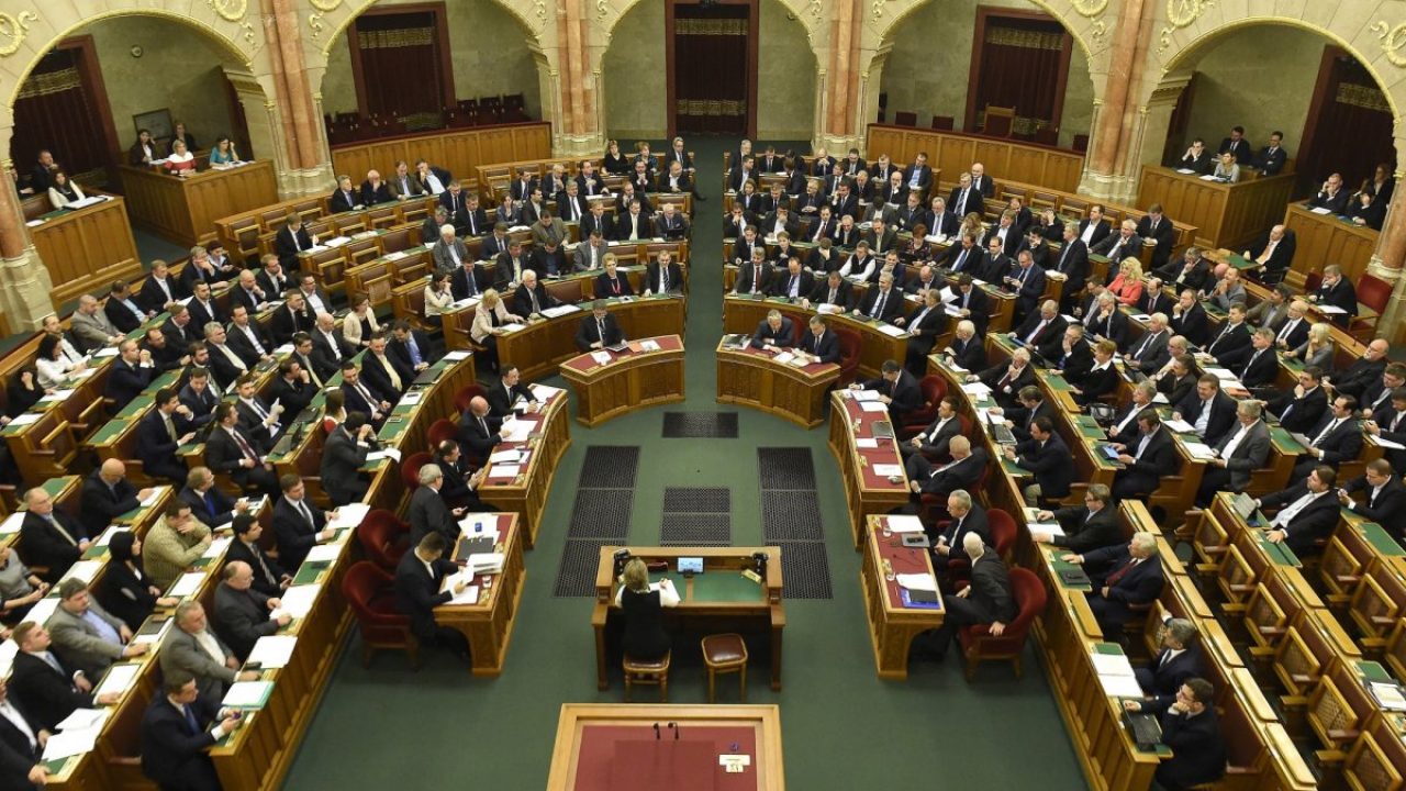 Schimbare radicală în Ungaria: Deputații își taie salariile, la inițiativa lui Peter Magyar