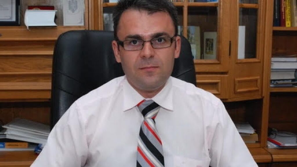 După 23 de ani ca procuror, intră în politică