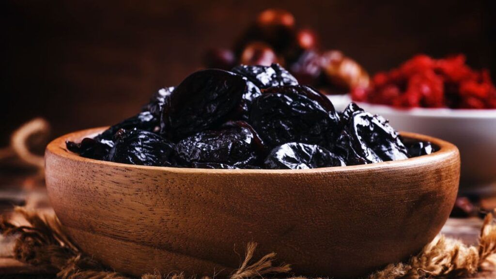 Prunele uscate, beneficii pentru organism. Pentru ce bolnavi sunt o binefacere