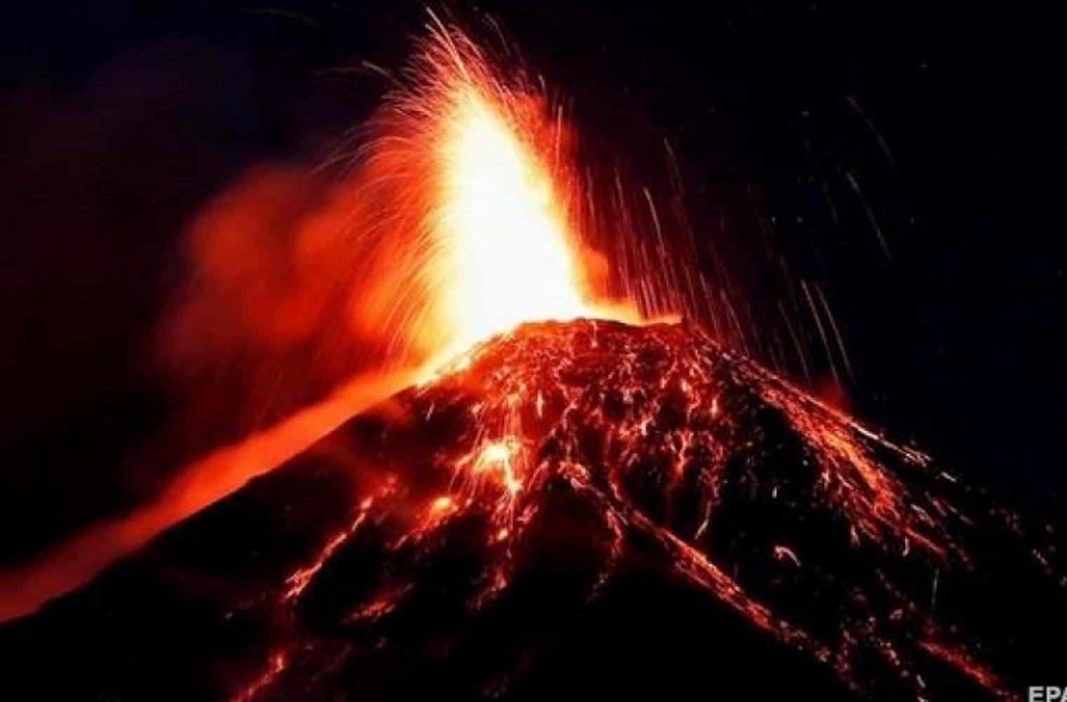 Fuego erupe din nou. Alertă în Guatemala după activarea vulcanului care a îngropat un sat sub lavă