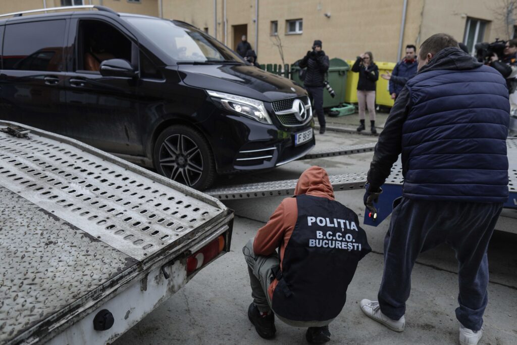 Elevul care a înjunghiat-o în gât pe profesoara de japoneză a fost reținut. Este acuzat de tentativă de omor