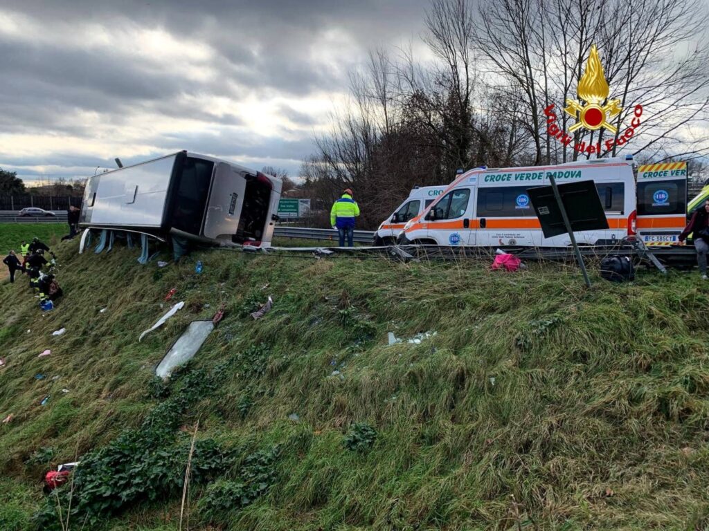 29 de cetățeni români, implicați într-un accident în Slovenia. MAE anunță că răniții sunt în afara oricărui pericol. Șoferul ar fi adormit la volan