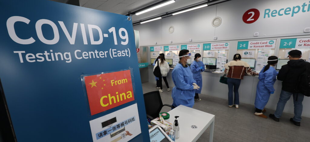 Lumea ar putea fi din nou dată peste cap de COVID. SUA cere teste călătorilor din China